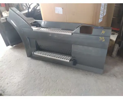 VOLVO VNL CAB SKIRTSIDE FAIRING