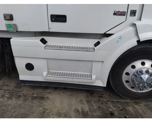 VOLVO VNL CAB SKIRTSIDE FAIRING