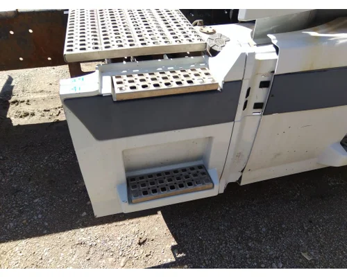 VOLVO VNL CAB SKIRT/SIDE FAIRING