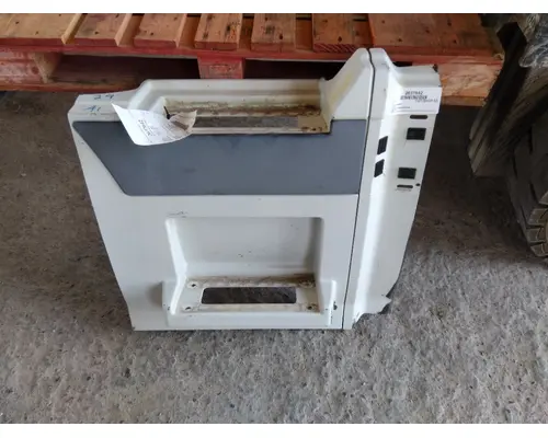 VOLVO VNL CAB SKIRTSIDE FAIRING