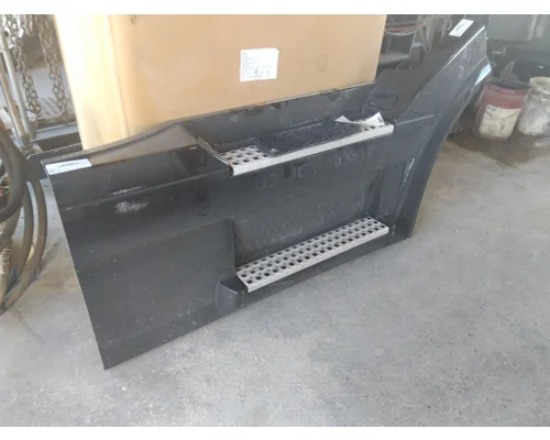 VOLVO VNL CAB SKIRTSIDE FAIRING