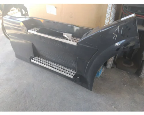 VOLVO VNL CAB SKIRTSIDE FAIRING