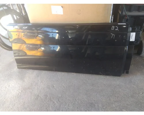 VOLVO VNL CAB SKIRTSIDE FAIRING