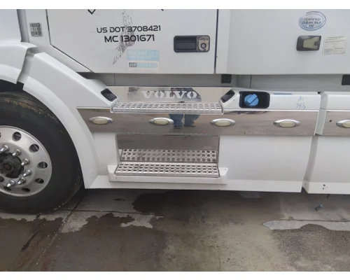 VOLVO VNL CAB SKIRTSIDE FAIRING