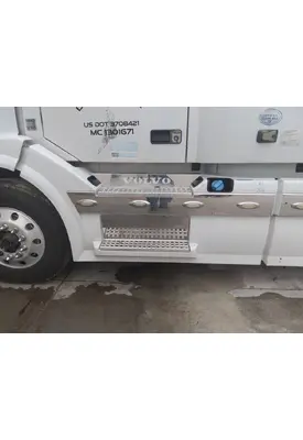 VOLVO VNL CAB SKIRT/SIDE FAIRING