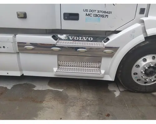 VOLVO VNL CAB SKIRTSIDE FAIRING