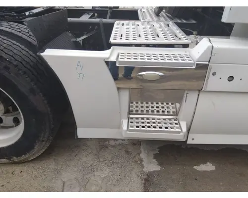 VOLVO VNL CAB SKIRTSIDE FAIRING