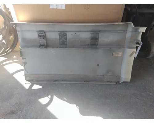 VOLVO VNL CAB SKIRTSIDE FAIRING