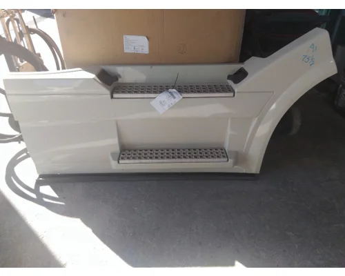 VOLVO VNL CAB SKIRT/SIDE FAIRING