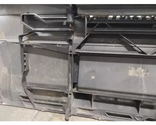 VOLVO VNL CAB SKIRTSIDE FAIRING