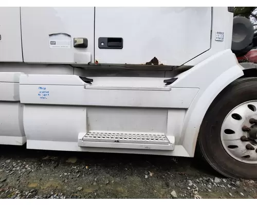 VOLVO VNL CAB SKIRTSIDE FAIRING