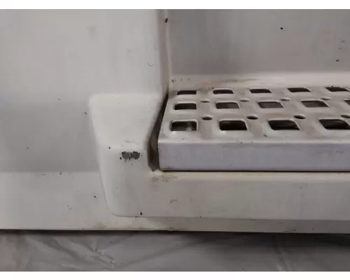 VOLVO VNL CAB SKIRTSIDE FAIRING