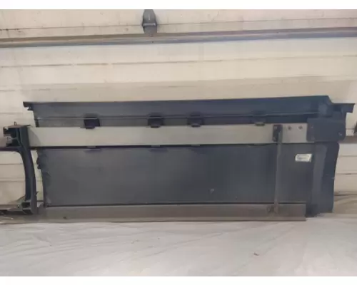 VOLVO VNL CAB SKIRTSIDE FAIRING