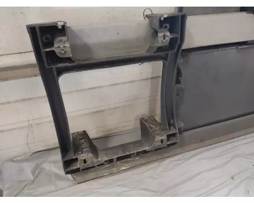 VOLVO VNL CAB SKIRTSIDE FAIRING