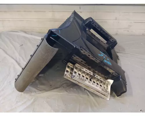 VOLVO VNL CAB SKIRTSIDE FAIRING