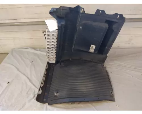 VOLVO VNL CAB SKIRTSIDE FAIRING