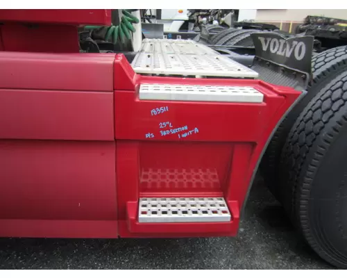VOLVO VNL CAB SKIRTSIDE FAIRING