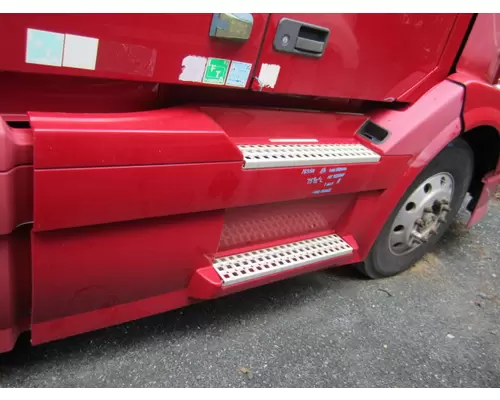 VOLVO VNL CAB SKIRTSIDE FAIRING
