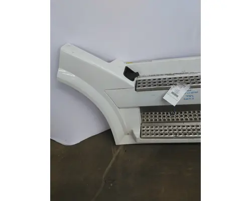 VOLVO VNL CAB SKIRTSIDE FAIRING