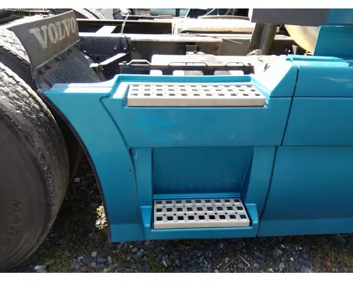 VOLVO VNL CAB SKIRTSIDE FAIRING
