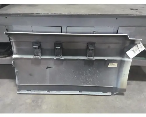 VOLVO VNL CAB SKIRTSIDE FAIRING