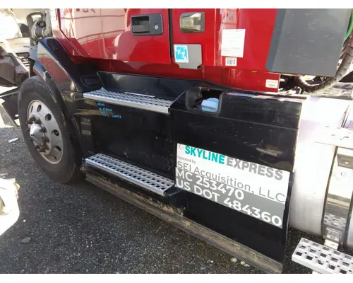 VOLVO VNL CAB SKIRTSIDE FAIRING