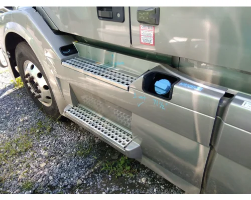 VOLVO VNL CAB SKIRTSIDE FAIRING