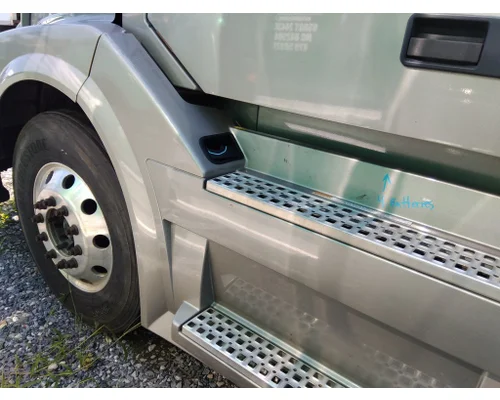 VOLVO VNL CAB SKIRTSIDE FAIRING