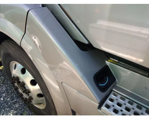 VOLVO VNL CAB SKIRTSIDE FAIRING