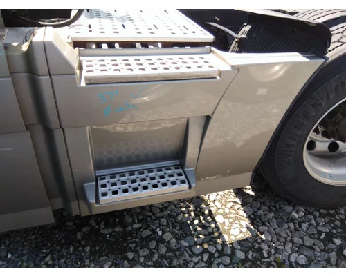 VOLVO VNL CAB SKIRT/SIDE FAIRING