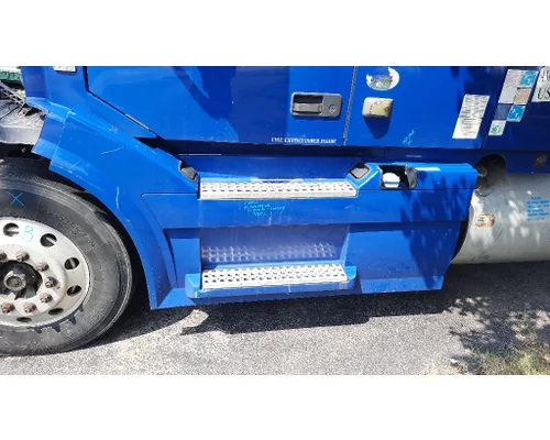VOLVO VNL CAB SKIRT/SIDE FAIRING