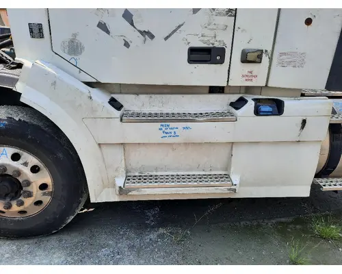 VOLVO VNL CAB SKIRTSIDE FAIRING