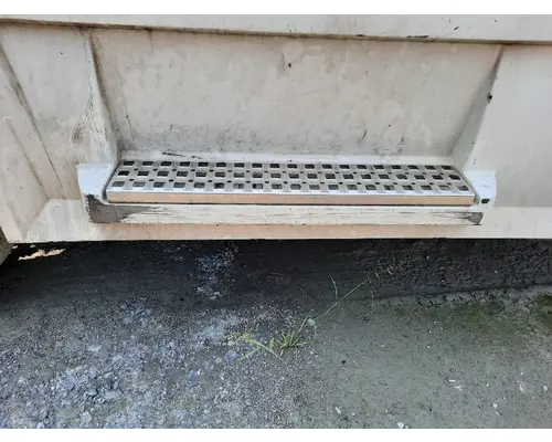 VOLVO VNL CAB SKIRTSIDE FAIRING