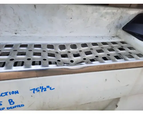 VOLVO VNL CAB SKIRTSIDE FAIRING