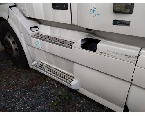 VOLVO VNL CAB SKIRTSIDE FAIRING