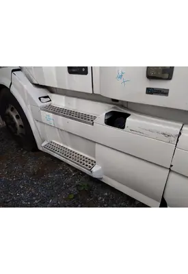 VOLVO VNL CAB SKIRT/SIDE FAIRING