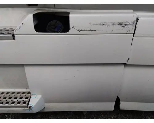 VOLVO VNL CAB SKIRTSIDE FAIRING