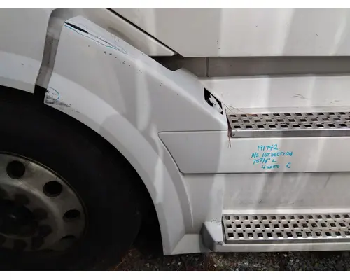 VOLVO VNL CAB SKIRTSIDE FAIRING