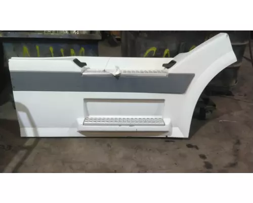 VOLVO VNL CAB SKIRTSIDE FAIRING