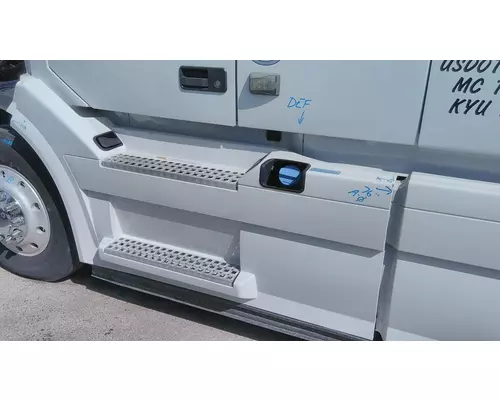 VOLVO VNL CAB SKIRTSIDE FAIRING