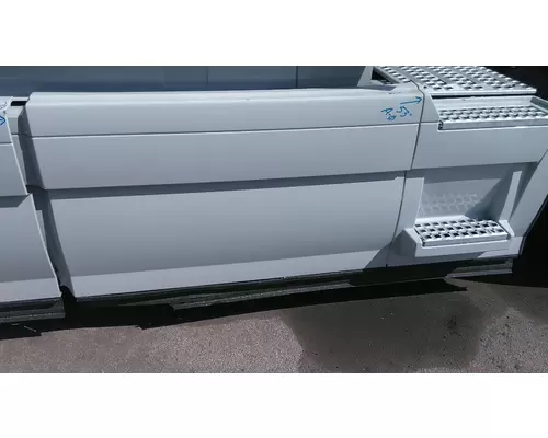 VOLVO VNL CAB SKIRTSIDE FAIRING