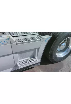 VOLVO VNL CAB SKIRT/SIDE FAIRING