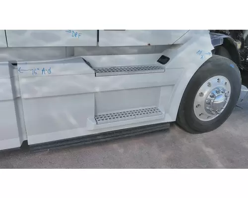 VOLVO VNL CAB SKIRTSIDE FAIRING