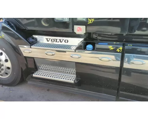 VOLVO VNL CAB SKIRTSIDE FAIRING