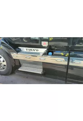 VOLVO VNL CAB SKIRT/SIDE FAIRING