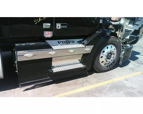 VOLVO VNL CAB SKIRTSIDE FAIRING