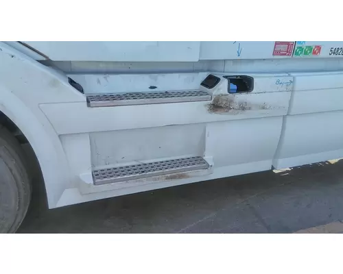 VOLVO VNL CAB SKIRTSIDE FAIRING