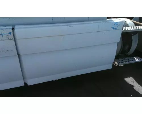 VOLVO VNL CAB SKIRTSIDE FAIRING
