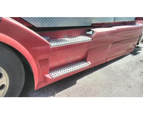 VOLVO VNL CAB SKIRTSIDE FAIRING