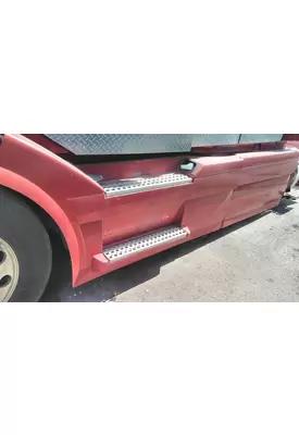 VOLVO VNL CAB SKIRT/SIDE FAIRING
